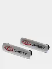 Комплект шильдиков металлических с эмблемой авто "CHERY" и 4 винтовыми креплениями (Пара)