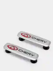 Комплект шильдиков металлических с эмблемой авто "CHERY" и 4 винтовыми креплениями (Пара)