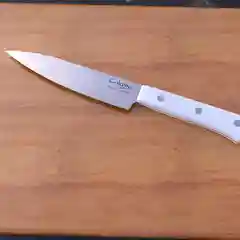 Черный нож средний, белая и черная ручка, 23.5 см