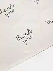 Круглая белая наклейка с надписью "Thank You"