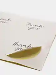 Круглая белая наклейка с надписью "Thank You"