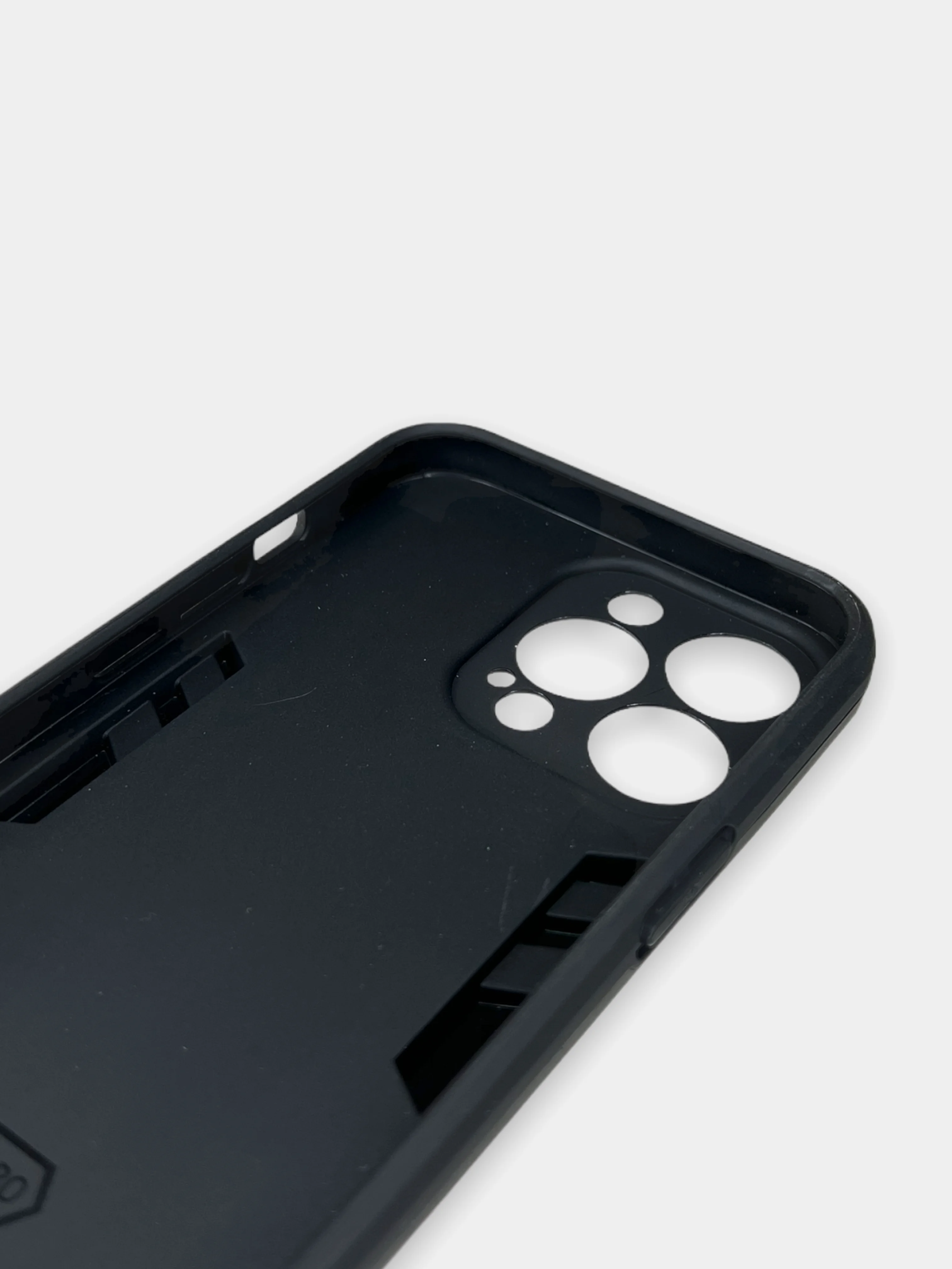 Угольный чехол Apple iPhone 13 Pro противоударный с металлической подставкой