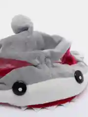 Головной убор для домашних животных в форме акулы