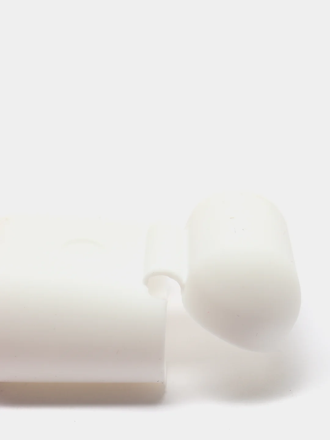 Белый чехол для наушников Airpods 2