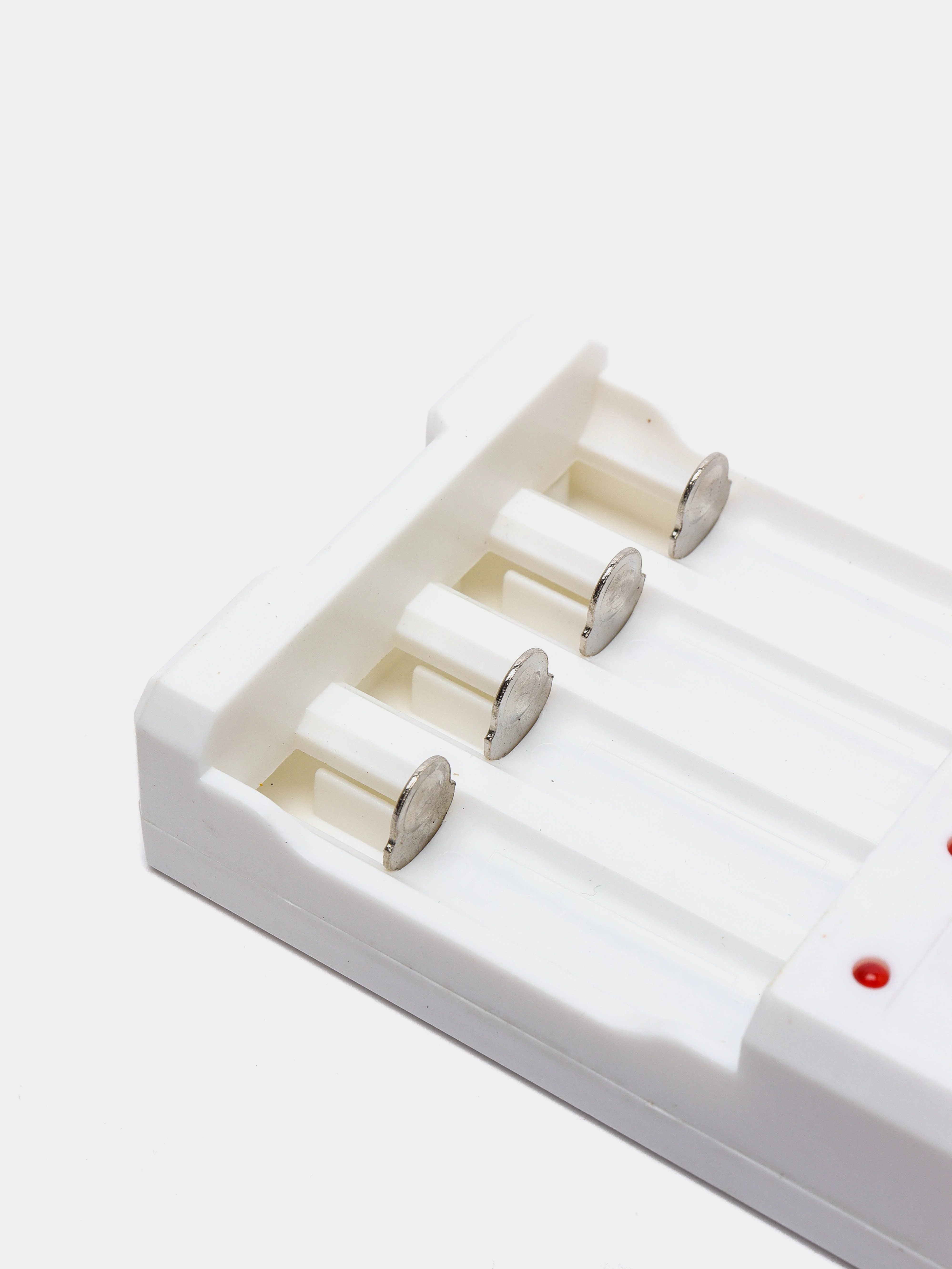 Белый зарядное устройство для ААА и АА аккумуляторов 1,2 и 1,5 В с USB кабелем