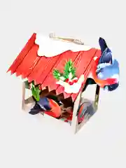 Алый оформление на праздник. Кормушка со снигерями. Снежинки. С Новым годом