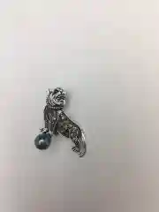 Серый металлик брошь на булавке