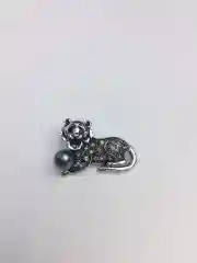 Серый металлик брошь на булавке