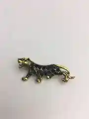 Синий брошь на булавке