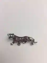 Розовый брошь на булавке