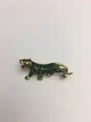 Зелёный хаки брошь на булавке