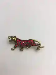 Коралловый брошь на булавке