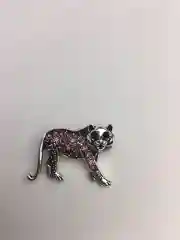 Розовый брошь на булавке