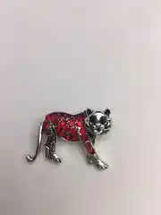 Красный брошь на булавке