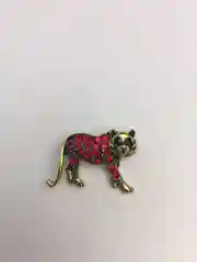 Коралловый брошь на булавке