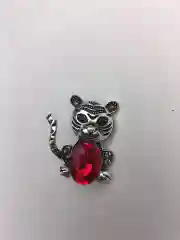 Алый брошь на булавке