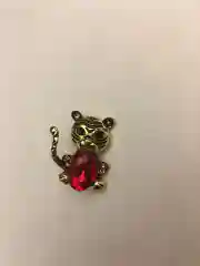 Красный брошь на булавке