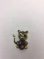 Бордовый брошь на булавке