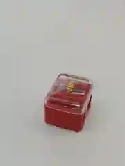 Красный точилка для косметических карандашей