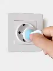 Заглушки розеток для защиты детей.