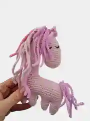 Розовый маленький плюшевый единорог