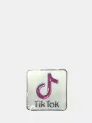 Фуксия пин металлический на булавке tik-tok