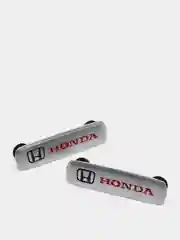 Комплект шильдиков металлических с эмблемой авто "HONDA" и  4 винтовыми креплениями (Пара)