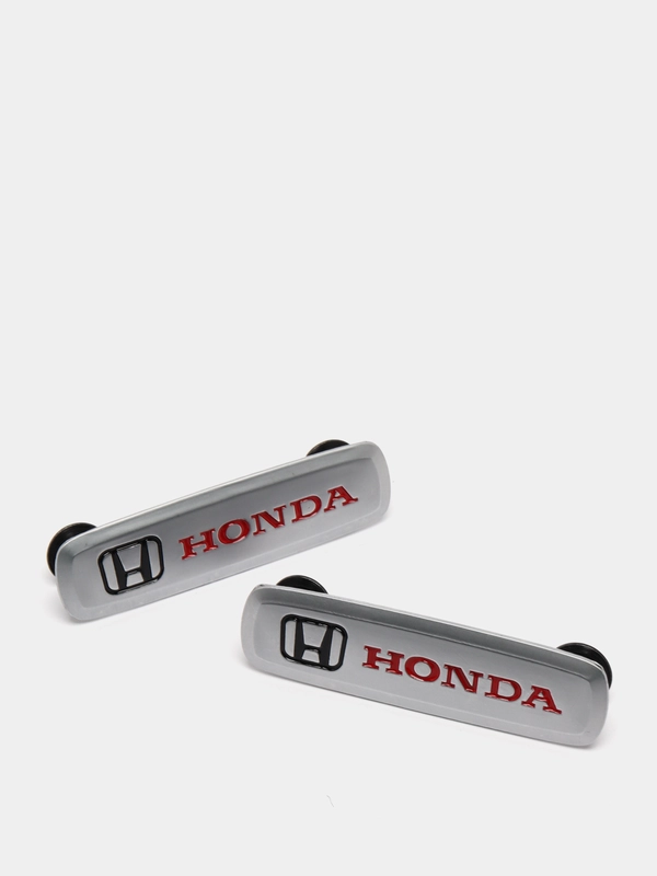 Комплект шильдиков металлических с эмблемой авто "HONDA" и  4 винтовыми креплениями (Пара)