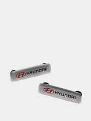 Комплект шильдиков металлических с эмблемой "HYUNDAI" и  4 винтовыми креплениями (Пара)