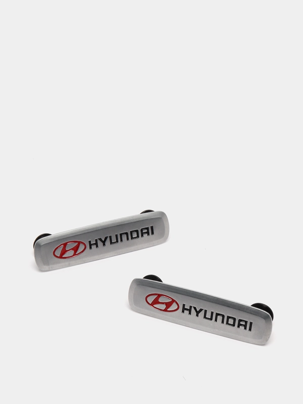 Комплект шильдиков металлических с эмблемой "HYUNDAI" и  4 винтовыми креплениями (Пара)