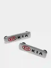 Комплект шильдиков металлических с эмблемой авто "KIA" и  4 винтовыми креплениями (Пара)