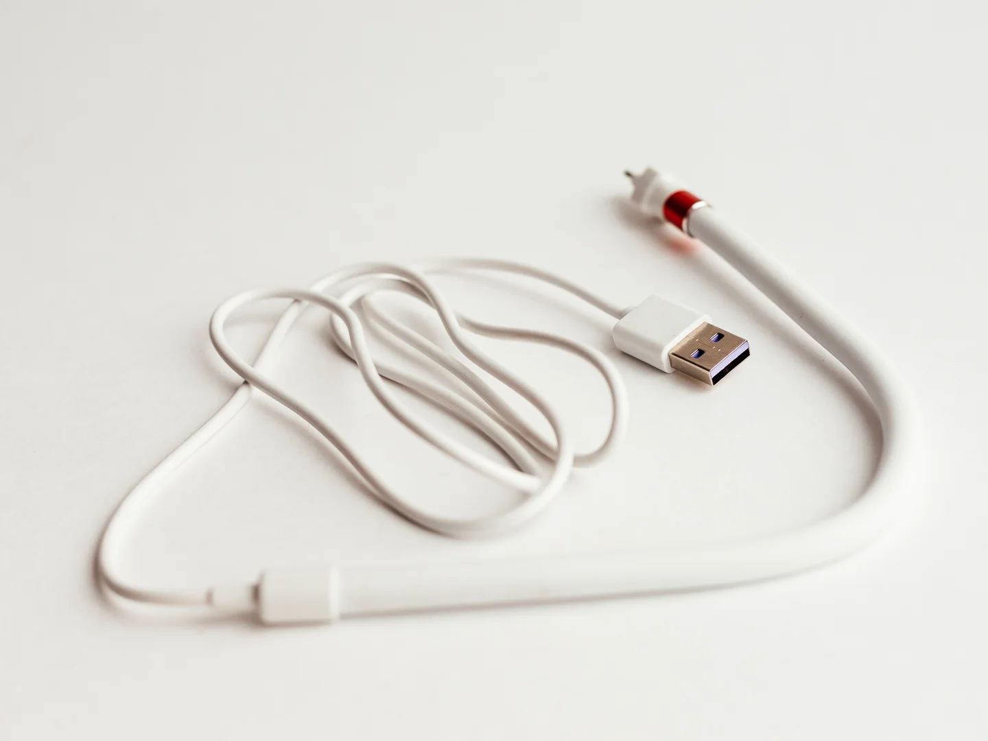 Белый кабель для зарядки телефона, Lightning, 2.4А, передача данных, с функцией подставки