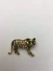 Золотистый хаки брошь на булавке