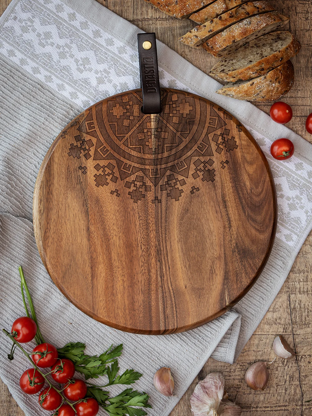Доска сервировочная DeNASTIA, круглая с узором, D26см