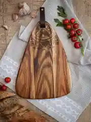 Доска сервировочная DeNASTIA, треугольная с узором, 23 х 32 х 1,5 см