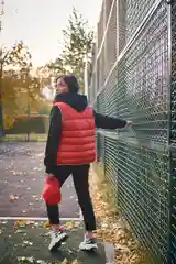 Красный жилет женский утеплённый на молнии, безрукавка утеплённая
