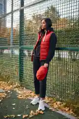Красный жилет женский утеплённый на молнии, безрукавка утеплённая