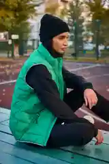 Зеленый жилет женский утеплённый на молнии, безрукавка утеплённая