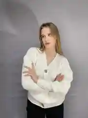 Белый женский кардиган на пуговицах