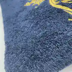 Серый полотенце банное махровое с вышивкой Любимый муж
