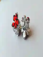 Красный заколка-крабик для волос