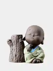 Бирюзовый фигура маленького монаха
