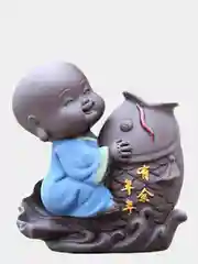 Голубой фигура маленького монаха