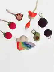Белый брелоки и подвески вязаные