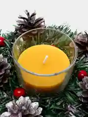 Подсвечник с восковой свечой