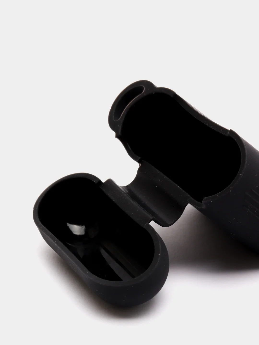 Черный чехол для наушников Airpods силиконовый с карабином
