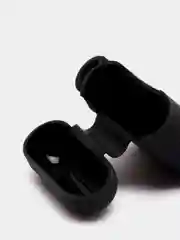 Черный чехол для наушников Airpods силиконовый с карабином