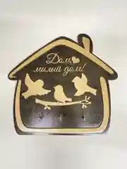 Ключница из дерева  "Домик с птицами" венге