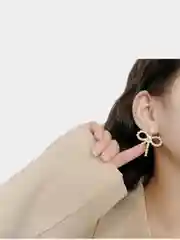 Серьги-гвоздики в виде бантика из жемчуга