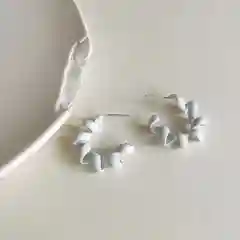 Белый сережки в виде резинки, геометрический стиль